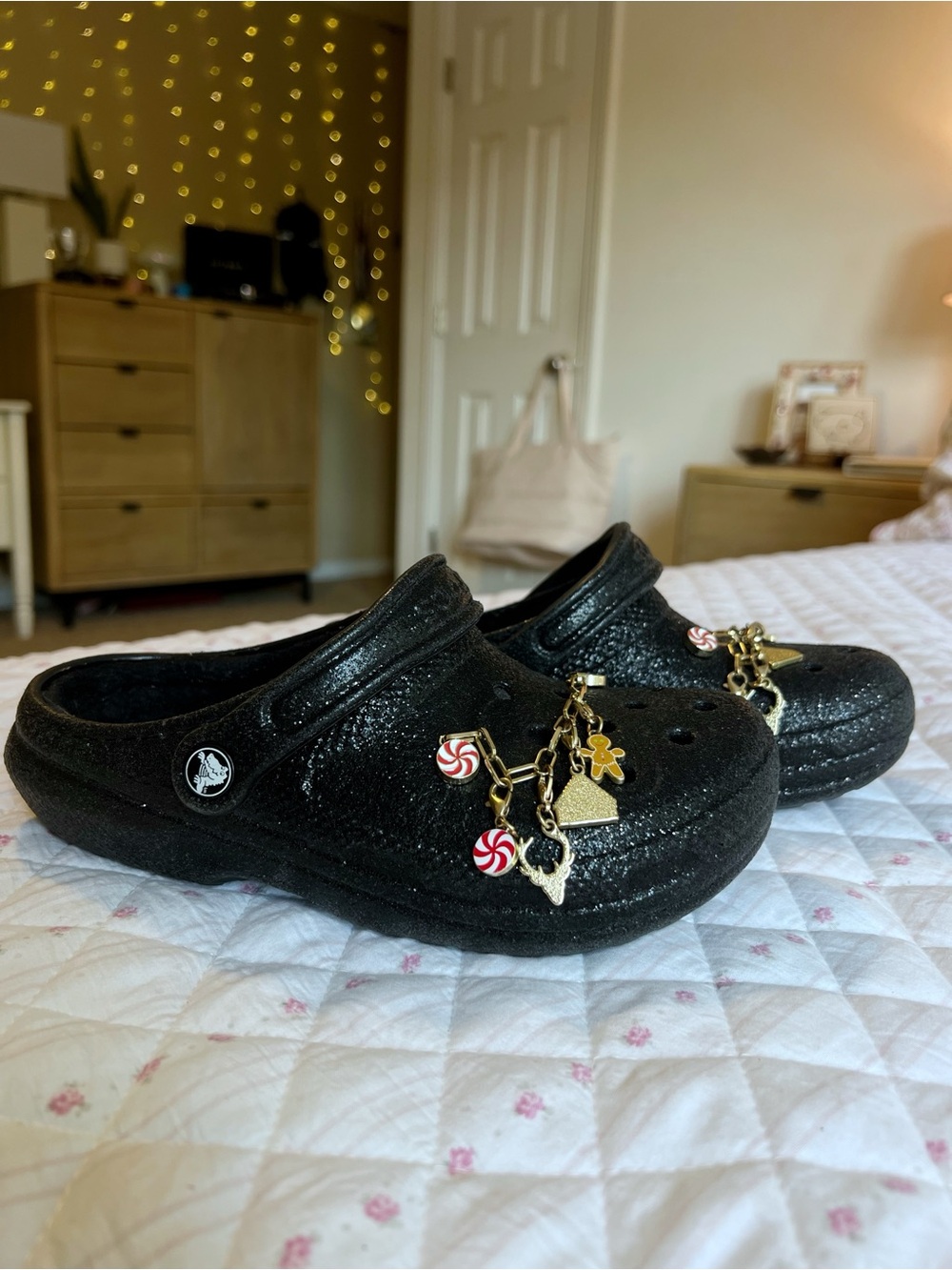 Crocs Classic Glitter Black Faux Fur Lined Clogs With Holiday Charms Women’s 6